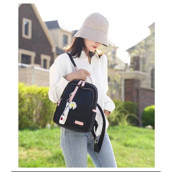 Mochila Feminina Impermeável de Nylon com Chaveirinho preta - Imagem principal